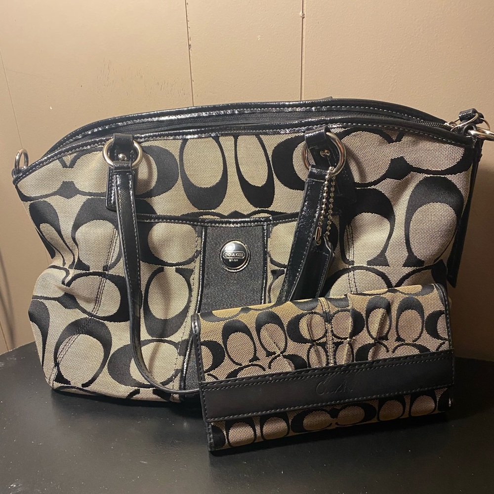 Large coach shoulder bag with wallet
